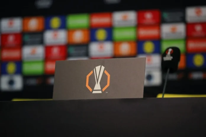Liga Europy - logo 3 mikrofon konferencja